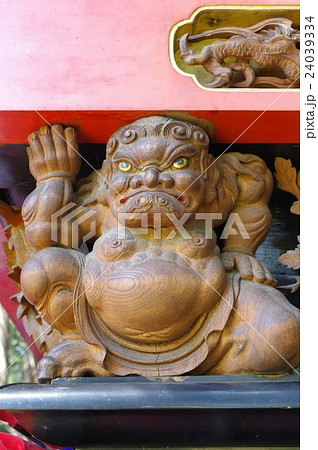 信州　松本の文化財　須々岐水神社の祭りの舞台　荒町の舞台の彫刻　立川流彫刻の舞台（山車）は長野県宝 24039334