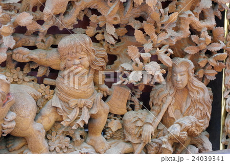 信州　松本の文化財　須々岐水神社の祭りの舞台　荒町の舞台の彫刻　立川流彫刻の舞台（山車）は長野県宝 24039341