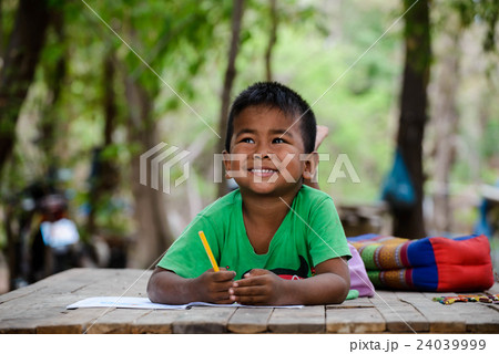 cute little boy is drawing with color pencil  24039999