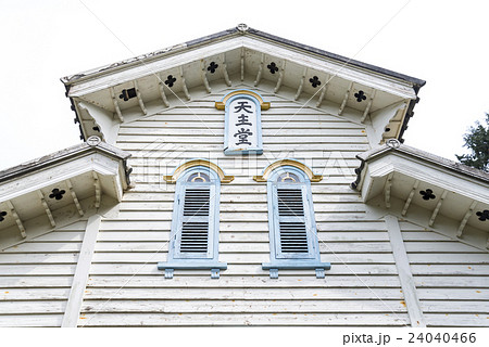 江上天主堂正面入り口上部を見上げる 江上天主堂正面入り口上部を見上げる 24040466