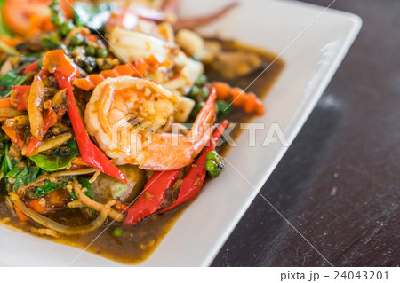 Fried shrimp in pepper and garlic sauce 24043201