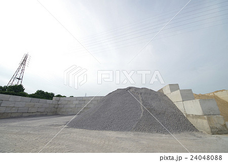 セメント材料・砂利置場にて 24048088