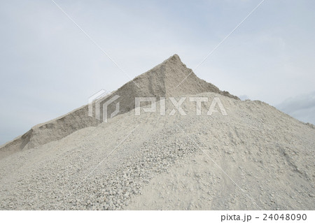 セメント材料・砂利置場にて 24048090