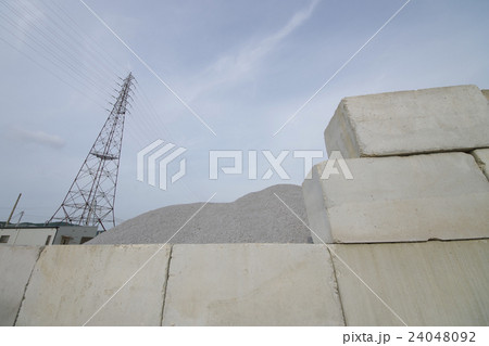 セメント材料・砂利置場にて 24048092