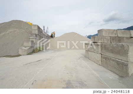 セメント材料・砂利置場にて 24048118