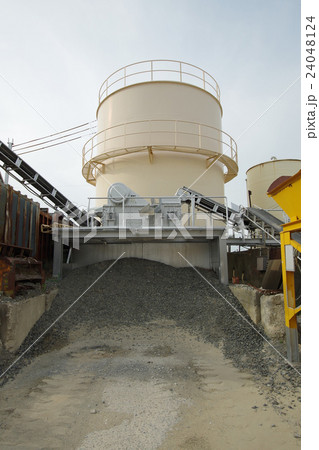 セメント材料・砂利置場にて 24048124