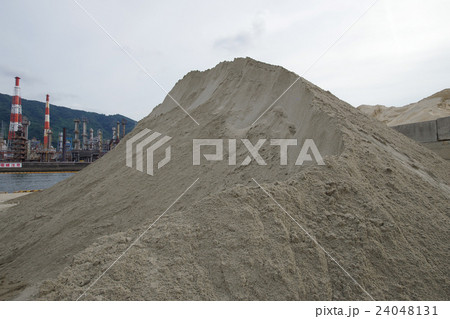 セメント材料・砂利置場にて 24048131