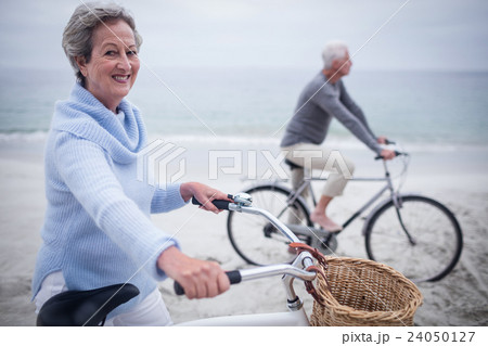 Senior couple having ride with their bike 24050127