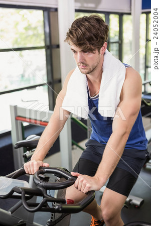 Man working out on exercise bike at spinning class 24052004