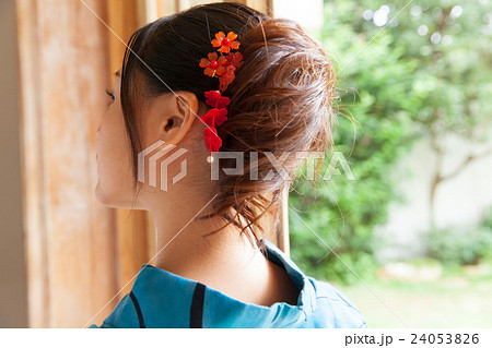 浴衣の女性 後ろ姿 浴衣の女性 後ろ姿 24053826