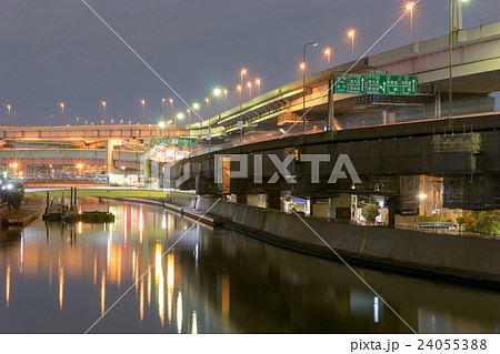 小菅ジャンクションへ繋がる綾瀬川沿いの首都高速中央環状線_c 24055388