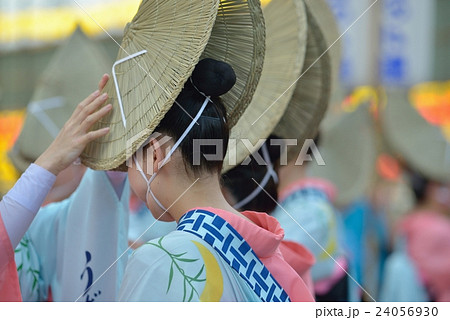 阿波踊り 鳥追い笠の女性の写真素材