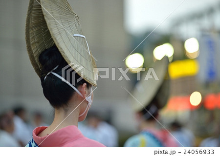 阿波踊り 鳥追い笠の女性の写真素材