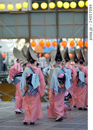 阿波踊り 出番待ちの踊り子さんの写真素材