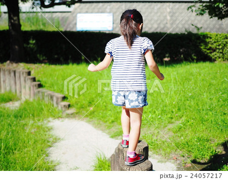 後ろ向きの女の子の写真素材 [24057217] - PIXTA