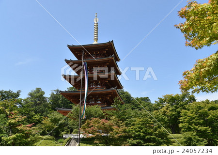 【西国三十三所】第二十八番　成相寺の五重塔と夏の青空　京都府宮津市 24057234