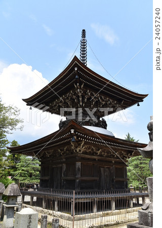 智慧の文殊 智恩寺の多宝塔と夏の青空 京都府宮津市 智慧の文殊 智恩寺の多宝塔と夏の青空 京都府宮津市 24057240