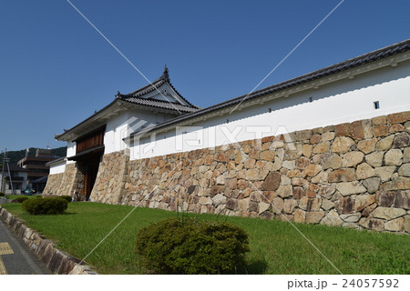 丹後田辺城の石垣・土塀と大手門と青空 京都府舞鶴市 丹後田辺城の石垣・土塀と大手門と青空 京都府舞鶴市 24057592