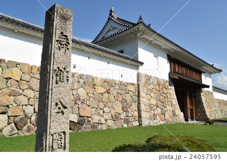 田辺城の大手門と石垣と土塀　京都府舞鶴市 24057595