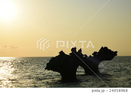 沖縄 古宇利島 ハートロック 夕日 8月の写真素材