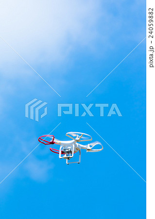 ドローン　無人航空機　無線操縦航空機　クアッドコプター　空　青空　文字スペース 24059882