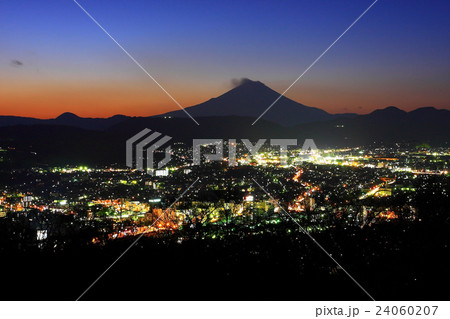 夕景空背景の街並み 夕景空背景の街並み 24060207