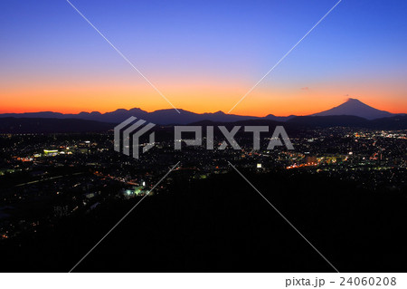 夕景空背景の街並み 24060208