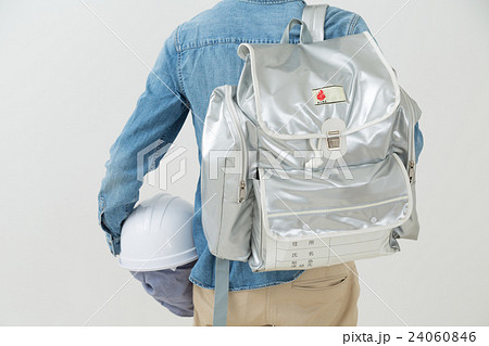 避難グッズを背負う男性 24060846