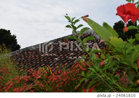 赤瓦屋根とシーサー 24061810