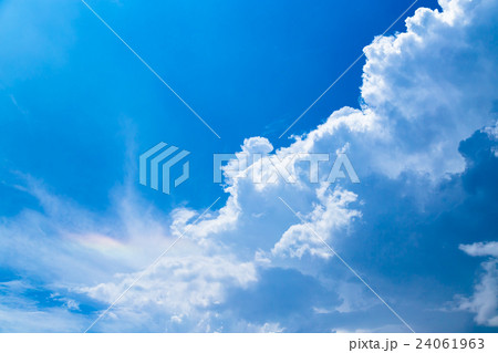 雨上がりの入道雲 青空 霧雨 雨上がりの空 積乱雲 入道雲 梅雨明けの空 コピースペースの写真素材