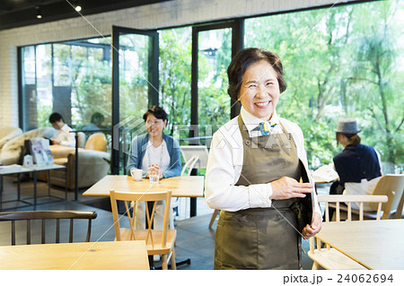 シニア女性　撮影協力：TENOHA DAIKANYAMA 24062694