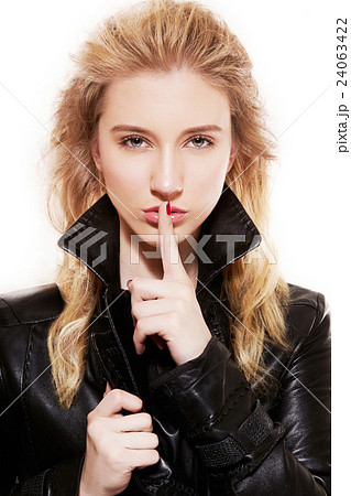 黒い革のジャケットを着た外国人女性の写真素材