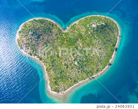 Aerial view of the heart shaped Galesnjak island 24063931