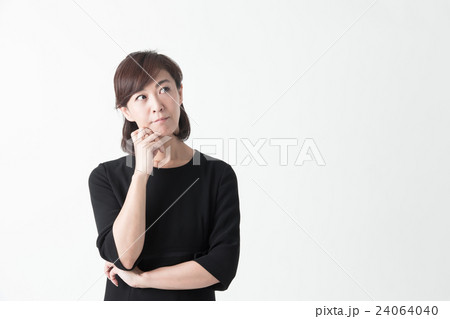 礼服のミドル女性・白バック 24064040
