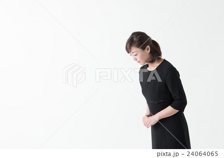 礼服のミドル女性・白バック 24064065
