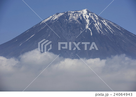 初夏の残雪の富士山 24064943