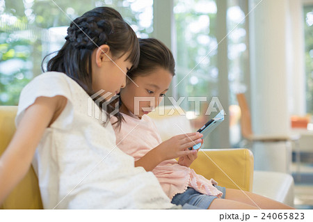 primary school child 24065823