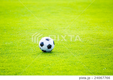 芝の上のサッカーボールの写真素材