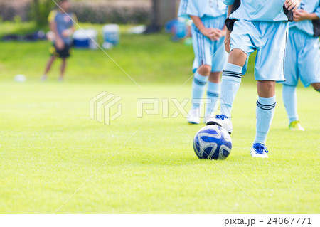 ボールを蹴る前のサッカー少年 24067771