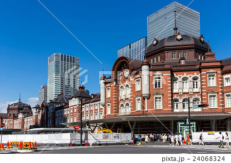 東京駅駅舎と利用者 東京駅駅舎と利用者 24068324