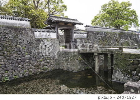 福江城跡の現存する蹴出門 24071827