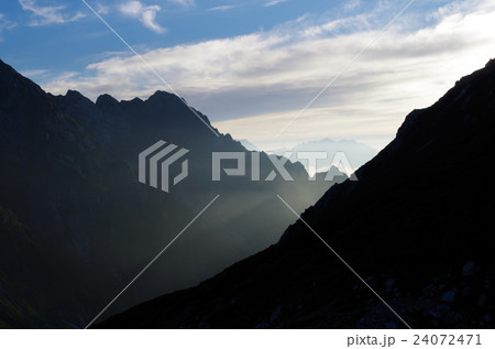 朝日が差し込む剱沢 朝日が差し込む剱沢 24072471