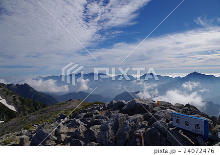 夏の北アルプス　真砂岳山頂より見える風景 24072476