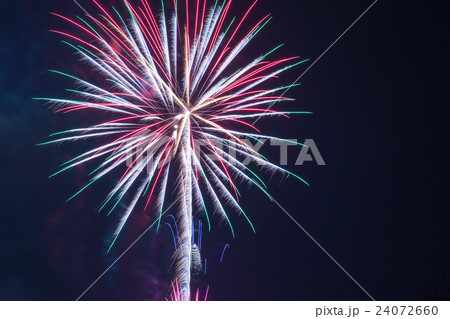 打上花火の開花の瞬間 打上花火の開花の瞬間 24072660