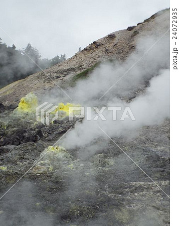 玉川温泉では噴気孔から火山ガスが噴出しています 24072935