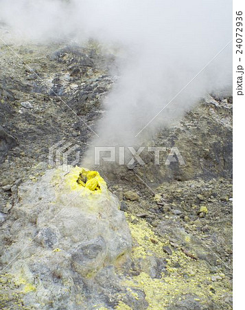 玉川温泉では噴気孔から火山ガスが噴出しています 24072936