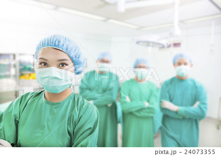 surgeon posing with aesthetic medicine teams 24073355