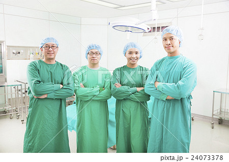 surgeon teams standing in a surgical room 24073378