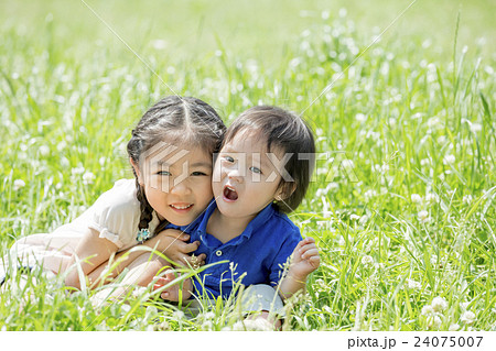 新緑の公園で遊ぶ姉と弟 新緑の公園で遊ぶ姉と弟 24075007