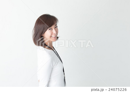OLポートレート・ミドル女性 (白バック) 24075226